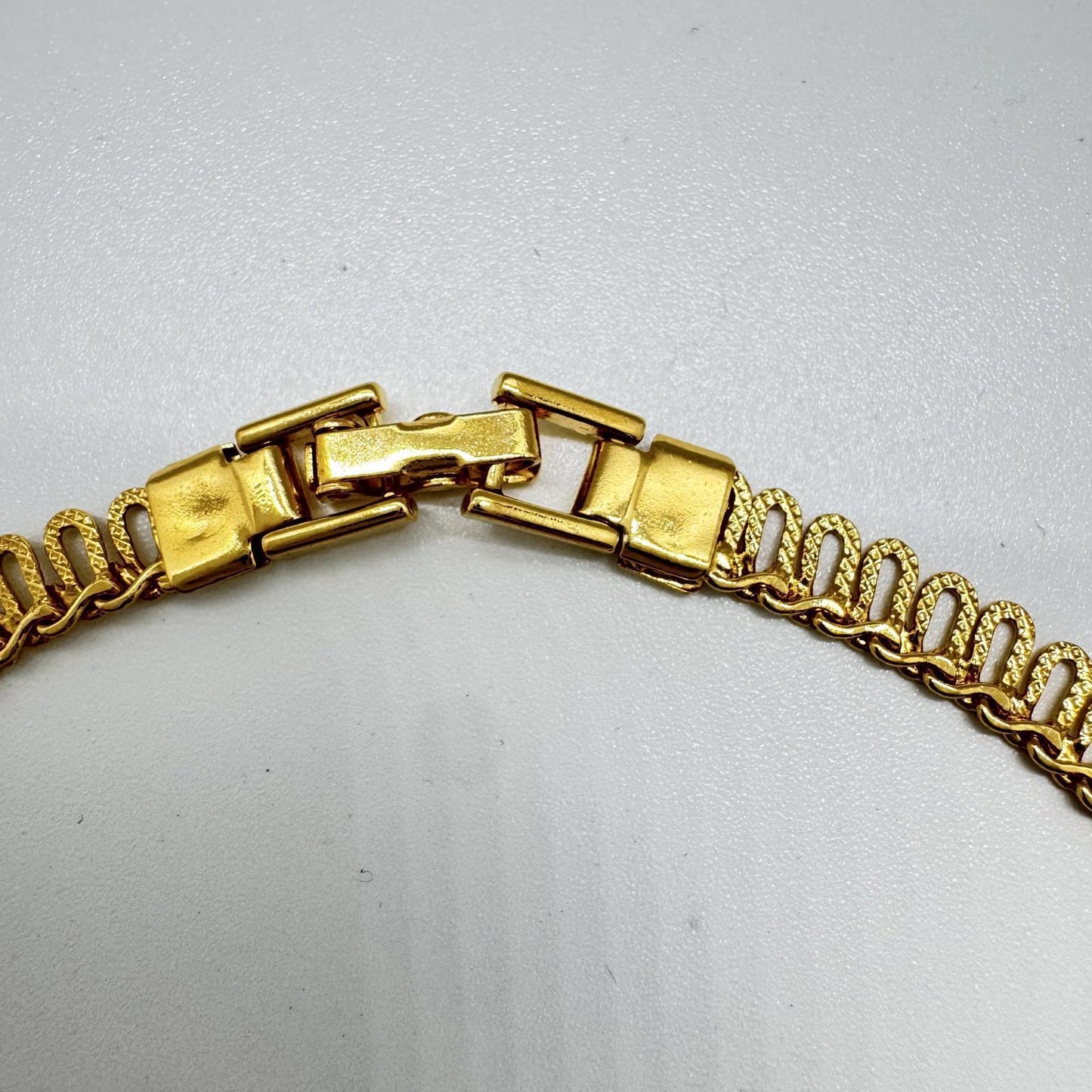 Vintage Gold-Tone Herringbone Chain Necklace – Classic Elegant Statement Piece