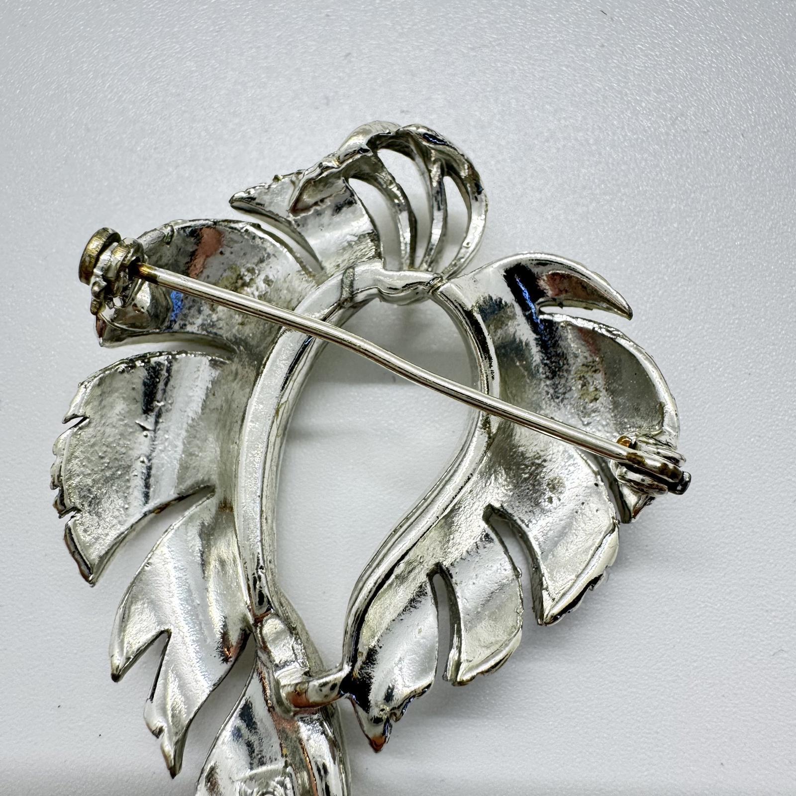 Vintage Lisner Silver-Tone Leaf Brooch – Elegant Swirl Pin, Mid-Century Classic