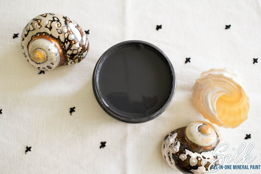 Dixie Belle Silk Mineral Paint – Black Sands