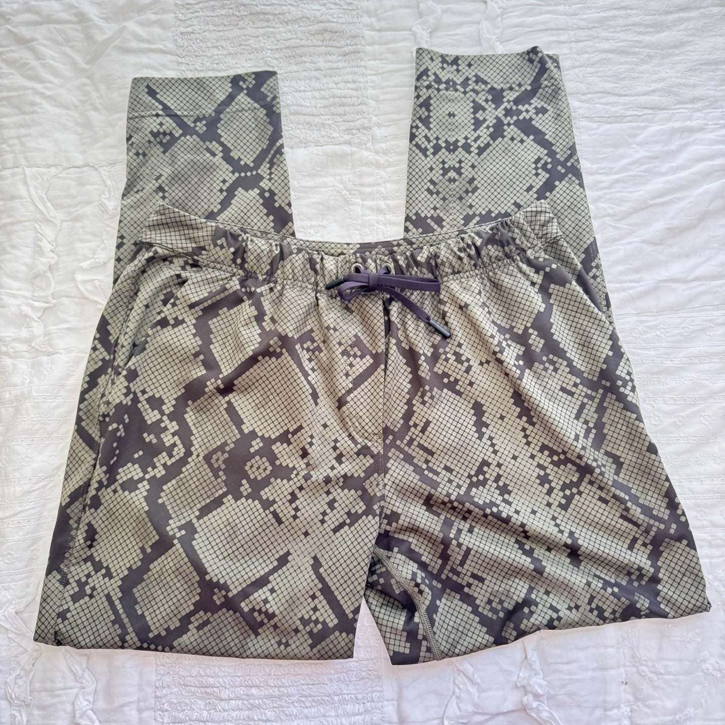 Lululemon Athletically leggings size 6 Gator Print