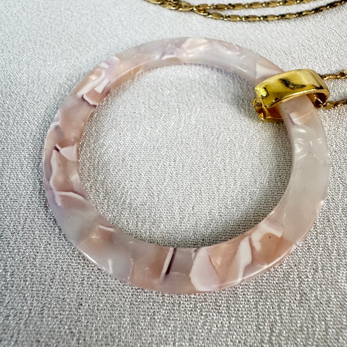 Liz Claiborne Gold Tone Chain Necklace Lucite Circle Pendant – Pink & Cream